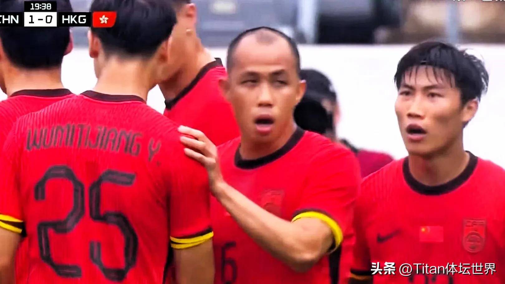 关于国足东亚杯首开记录，1-0小胜香港队逃离垫底，滑跪庆祝的信息