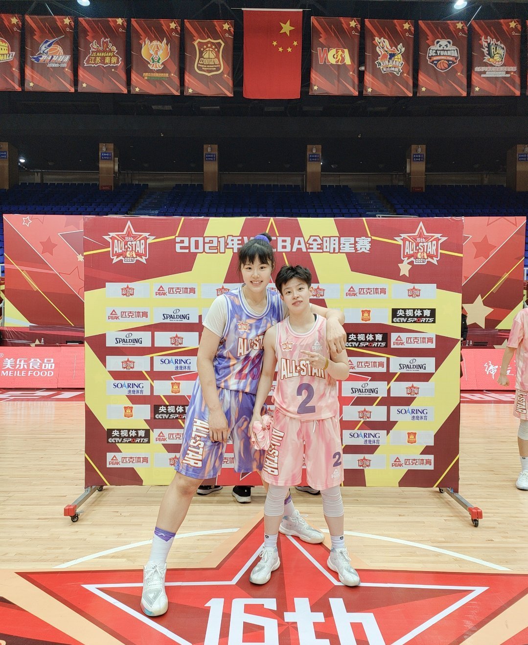 WNBA全明星众球员身着“还钱”T恤表达抗议(wnba全明星阵容)